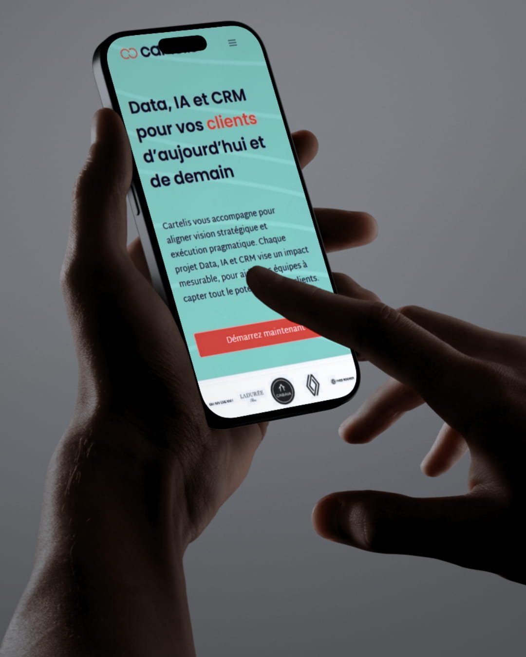 Cartelis, mockup mobile en main